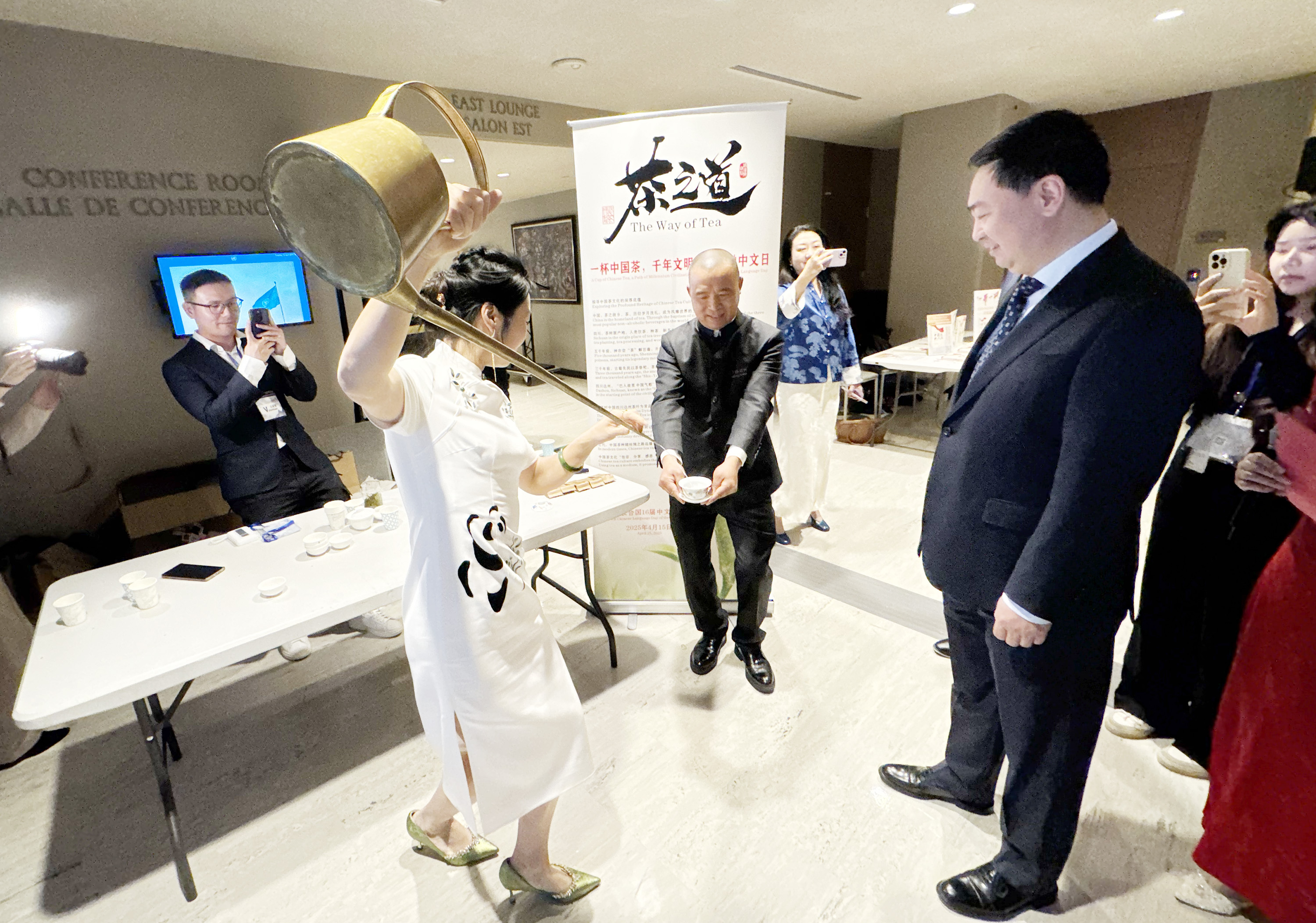 吸引多国外交官关注   川茶匠人杨俊成携川茶三度亮相联合国中文日活动